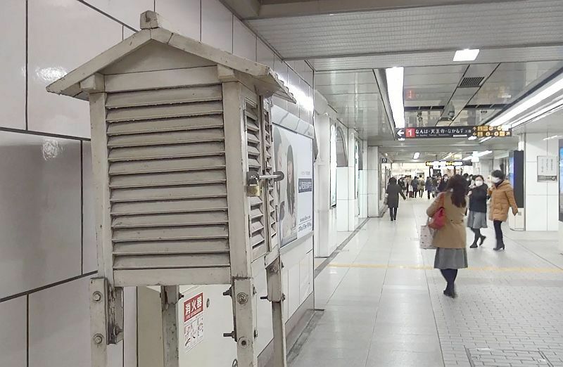 [写真]多くの利用者が快適にすごせるよう長年にわたって駅構内の気温や湿度を観測し続けていた。数年前からは中にデジタル機器をいれているという＝大阪市北区の梅田駅で
