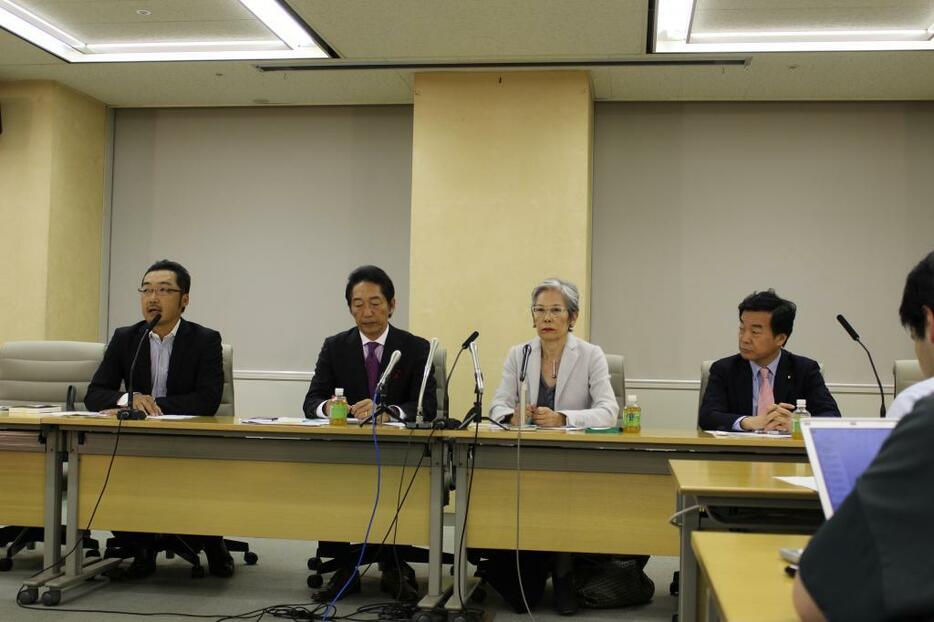 [写真]会見に臨んだ日本ゴルフ改革会議のメンバー