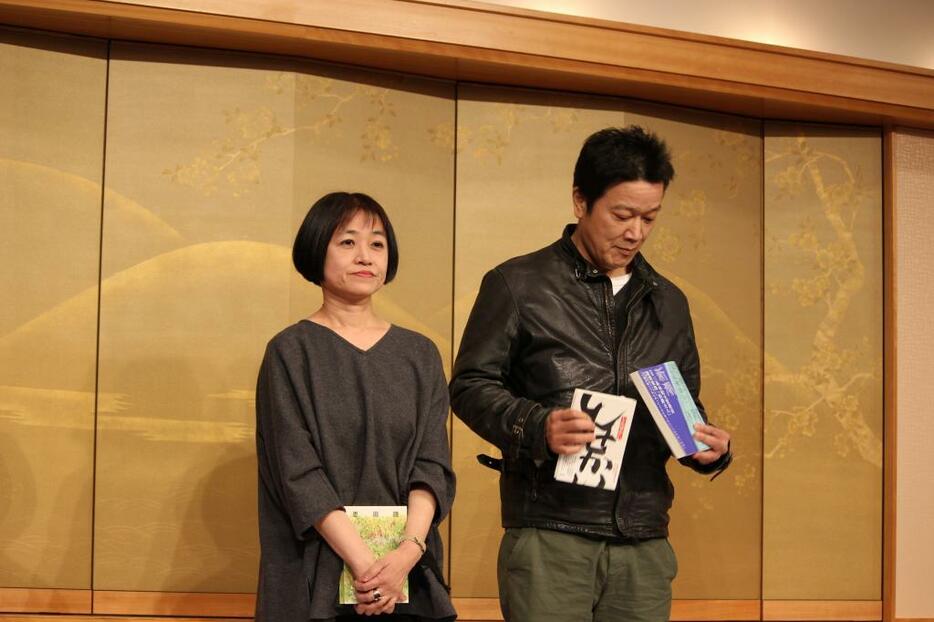 [写真]芥川賞を受賞した山下澄人氏（右）と直木賞の恩田陸氏