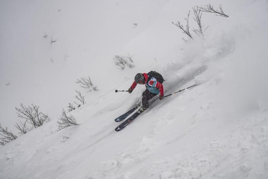 [写真]急斜面を滑る選手（画像提供：freerideworldtour.com）