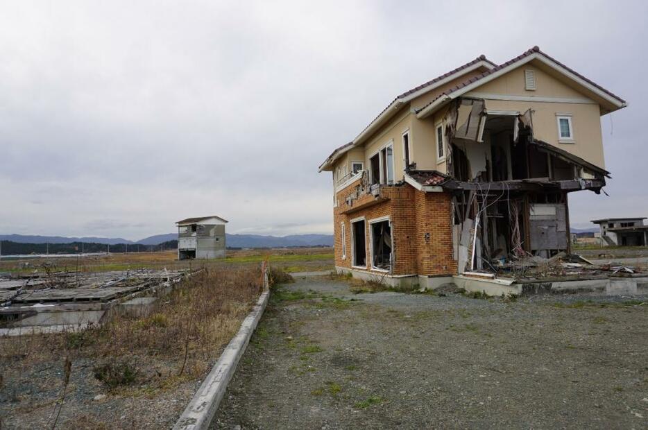 [写真]津波を受けた家がいまも残る＝浪江町の請戸漁港