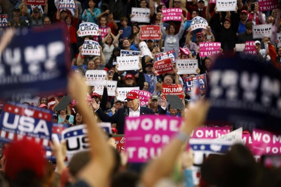 [写真]熱狂的な支持者の中で演説するトランプ氏（ロイター/アフロ）