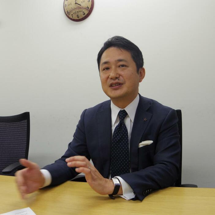 横浜DeNAベイスターズの岡村新社長は、東大出の元総務省官僚という異色のキャリアを持つ。