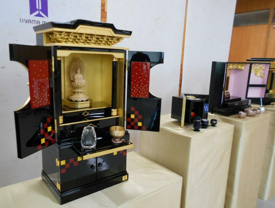 [写真]新開発された仏壇。左から「見越し宮殿」「羽扉」「いのりBOXポータブル型」