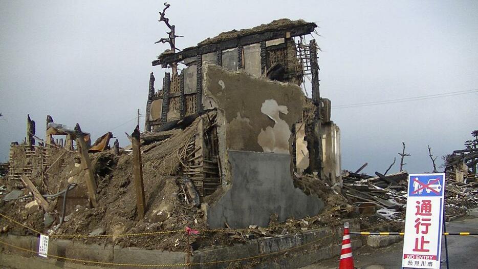 [写真]まだ残る焼け落ちた建物