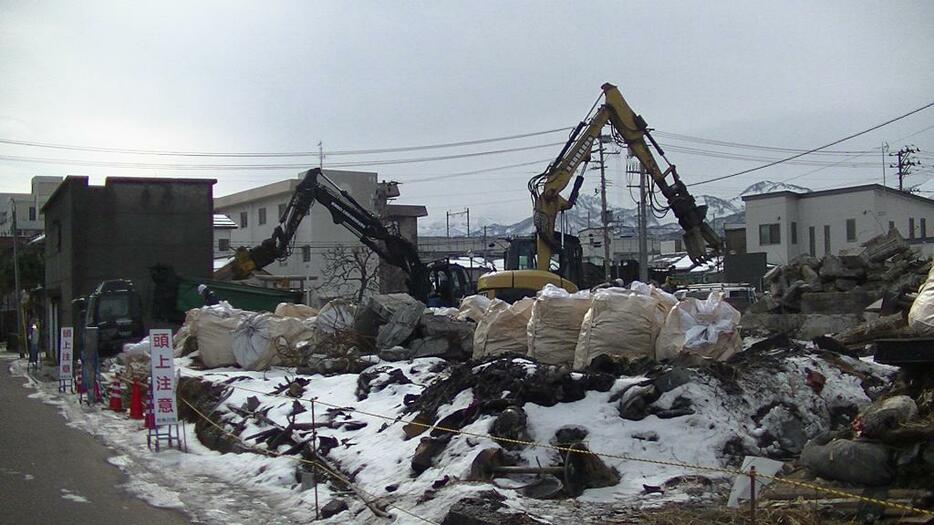 [写真]重機が各所で活動する被災地