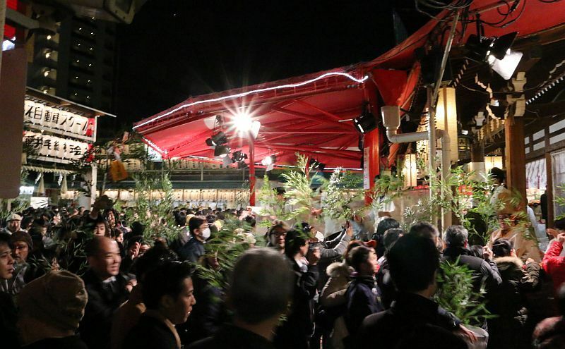 [写真]多くの参拝者でにぎわう今宮戎神社の境内=10日夜、大阪市浪速区で