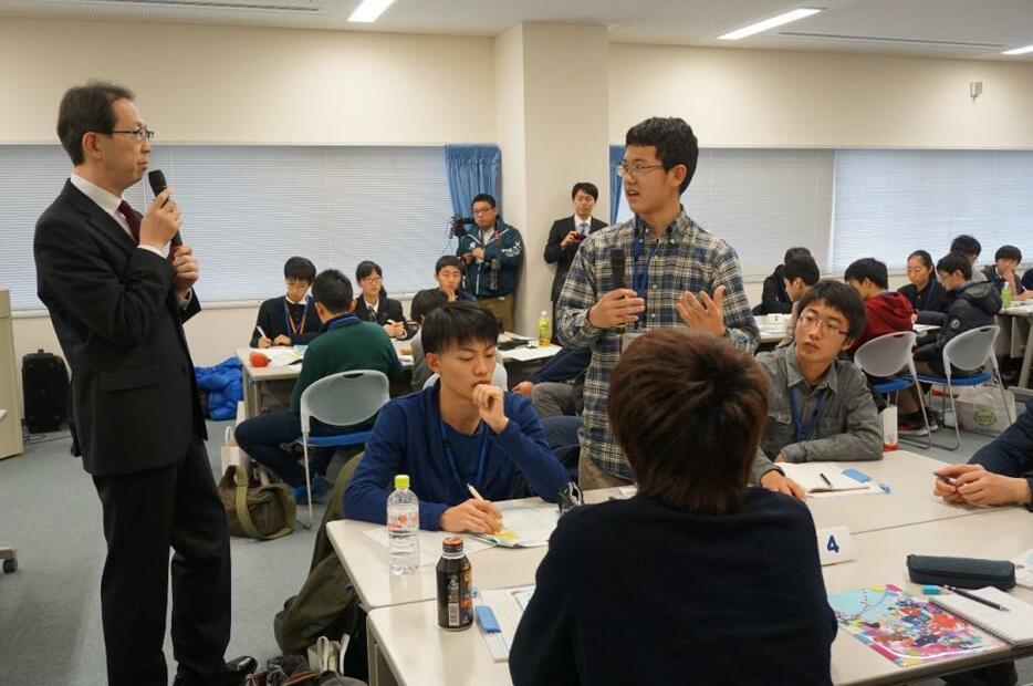 [写真]内堀雅雄福島県知事（左端）と議論する生徒ら＝福島市