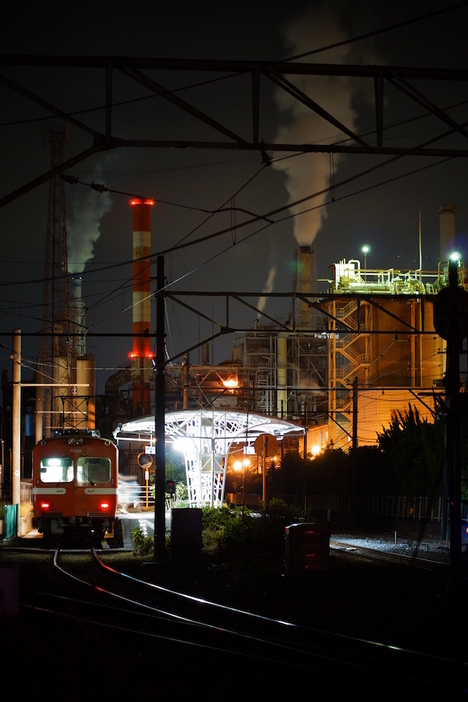 夜になると周囲に工場夜景が広がる(岳南電車提供)