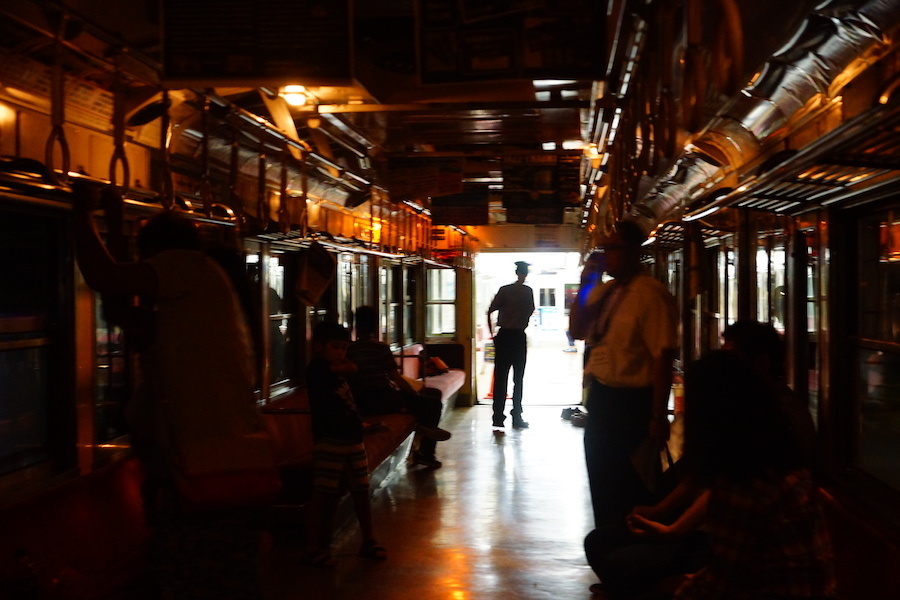 後方車両を消灯して走行する工場夜景電車(岳南電車提供)