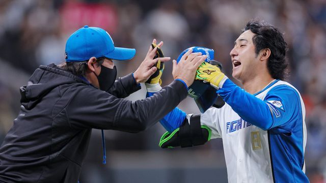 サヨナラを喜ぶ新庄剛志監督と淺間大基選手【写真：時事】