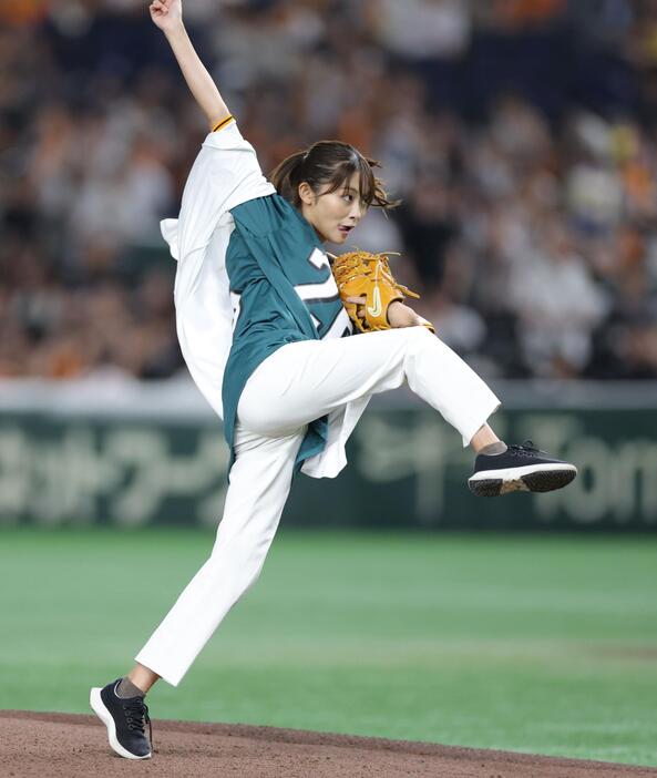 　ファーストピッチを行う日本テレビ・五十嵐にいかアナ（撮影・西岡正）