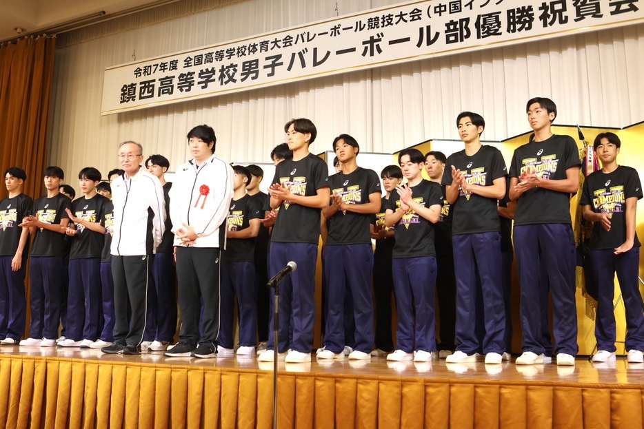 (鎮西高校)バレーボール インターハイ優勝記念たて 鎮西高校、4年ぶりの優勝。主将不在の中で控えセッターが流した