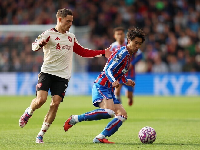 リバプール戦に先発した鎌田（右）。（C）Getty Images