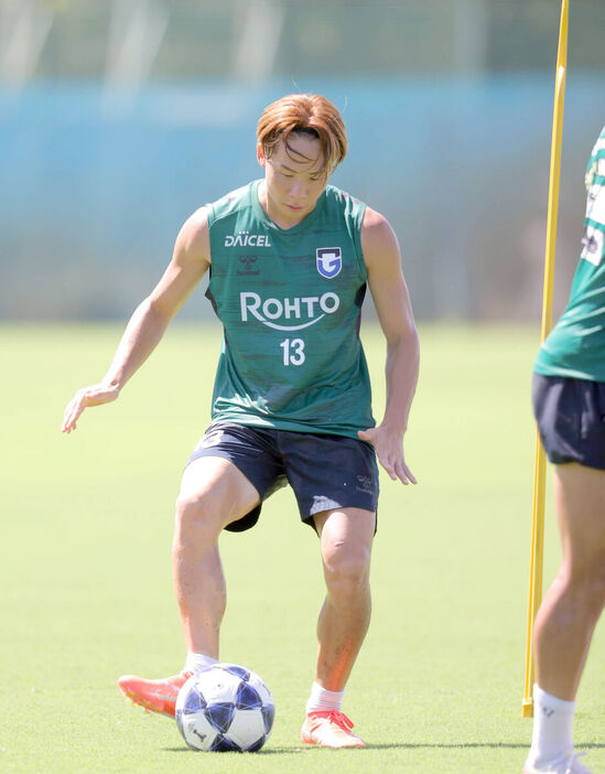 G大阪、ACL2の公式球を使って練習 MF安部柊斗は「持った