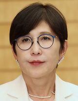 自民党保守派の重鎮、稲田朋美氏の肖像。日本の政治における伝統的価値観と今後の課題について語る。