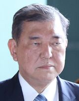 参政党の神谷宗幣代表、演説中にカメラを見つめる姿。その台頭は自民党を揺るがし、日本の政治情勢に新たな波をもたらしている。