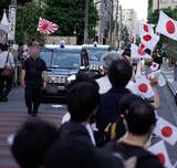 JICA本部前で「外国人優遇にNO」を掲げ、外国人問題に関する懸念を訴える抗議デモ参加者たち。