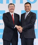 サントリーホールディングスの佐治信忠氏（左）が新浪剛史氏を抜擢した際の様子