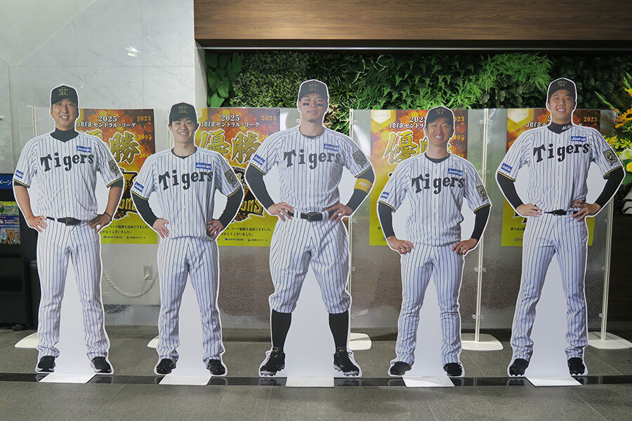 阪神タイガース 金本　等身大パネル この5人は阪神電鉄「本社」だけ！ タイガース人気選手の等身大パネル