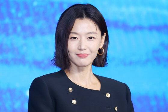 女優チョン・ジヒョンが9月2日、ソウル鍾路区（チョンノグ）フォーシーズンズホテルで開かれたディズニープラス（Disney＋）のオリジナルシリーズ『北極星』制作発表会でポーズを取っている。聯合ニュース