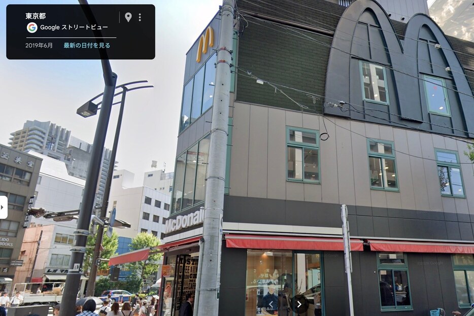 マクドナルド看板「目立つ黄色から黒色に」理由は？ 古書店街に