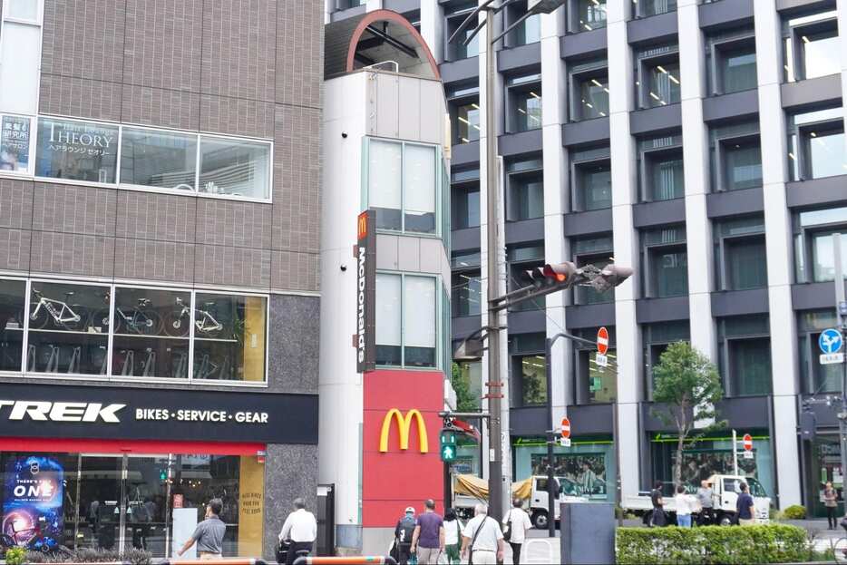 マクドナルド看板「目立つ黄色から黒色に」理由は？ 古書店街に