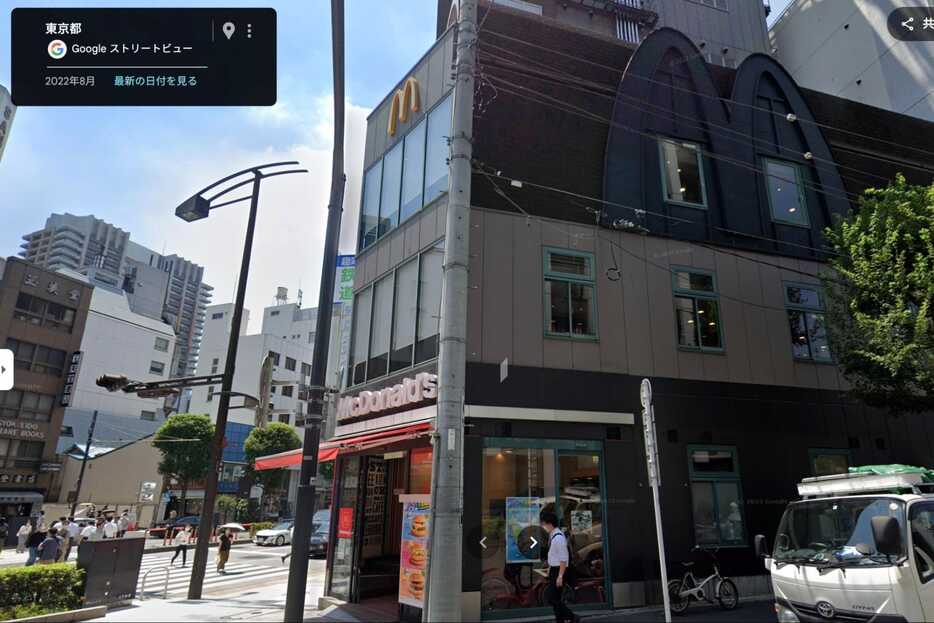 マクドナルド看板「目立つ黄色から黒色に」理由は？ 古書店街に