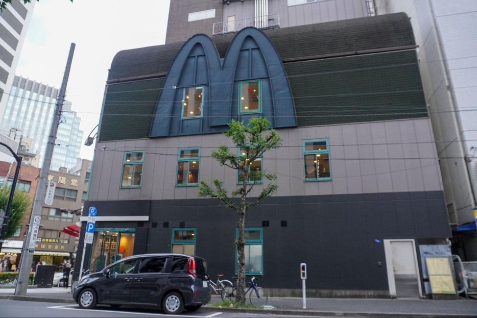 マクドナルド看板「目立つ黄色から黒色に」理由は？ 古書店街に