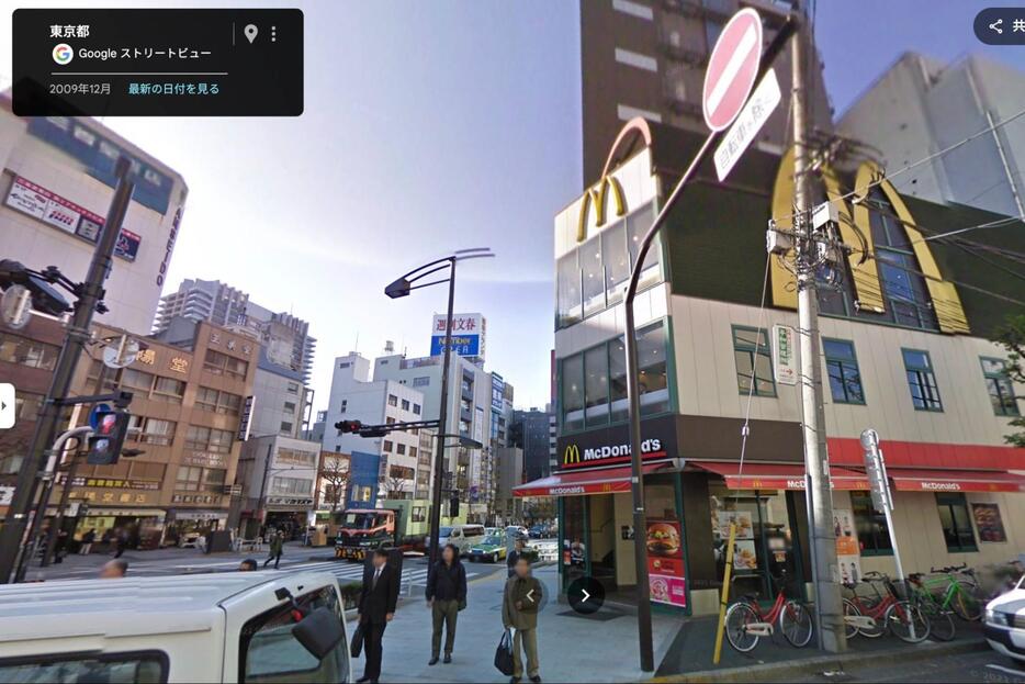 マクドナルド 看板 マクドナルド看板「目立つ黄色から黒色に」理由は？ 古書店街に