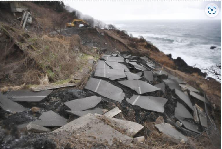 地震で寸断された石川県輪島市の道路＝１月１５日