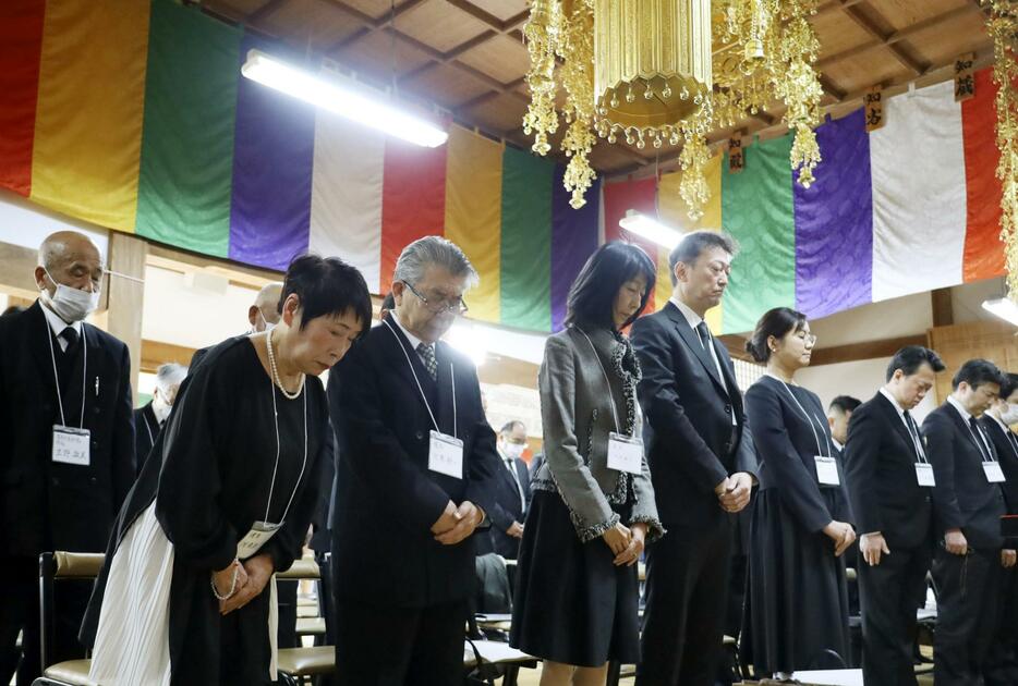 太平洋戦争中に墜落した輸送機「五竜号」の追悼法要で黙とうする遺族ら＝12日午前、長崎県諫早市