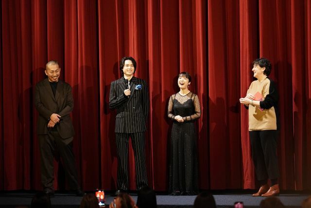 ベルリン国際映画祭で質問に答える（左から）三宅唱監督、松村北斗さん、上白石萌音さん　（「夜明けのすべて」上映中（C）瀬尾まいこ／2024「夜明けのすべて」製作委員会　配給：バンダイナムコフィルムワークス=アスミック・エース）