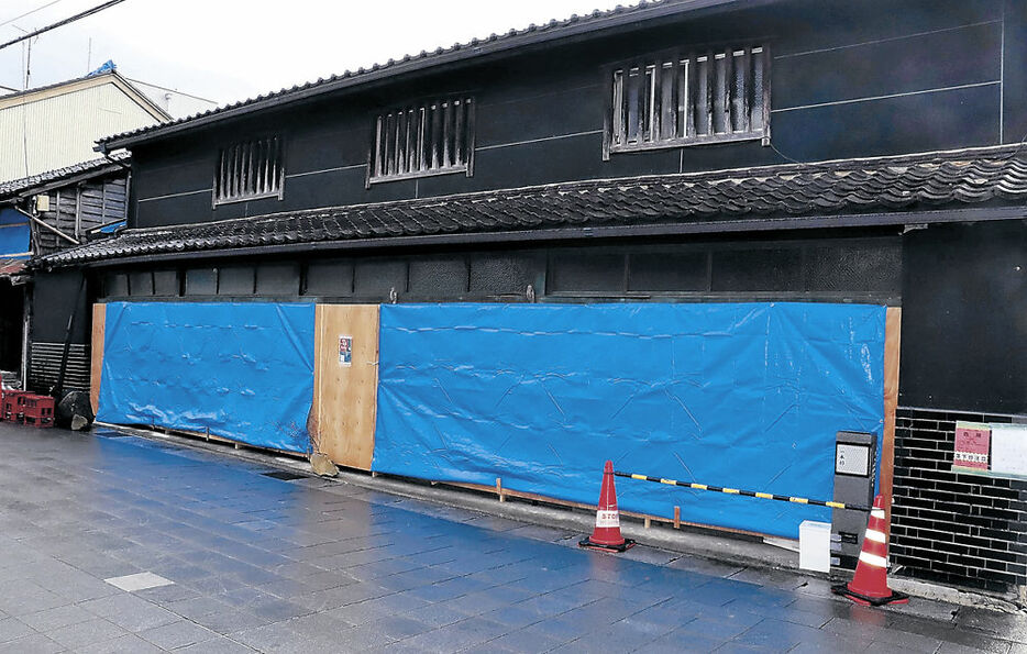 中庭にあるブロック塀が倒れた店舗＝１０日、七尾市一本杉町