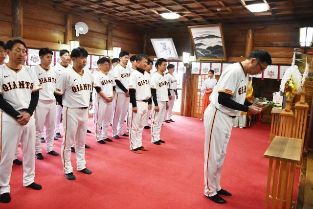 都城キャンプの成功を祈願して玉串をささげる駒田徳広３軍監督と、選手、コーチら