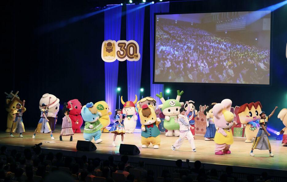 各地のご当地キャラクターが集合した「ぐんまちゃん」の活動30周年を祝う誕生会＝22日午後、前橋市