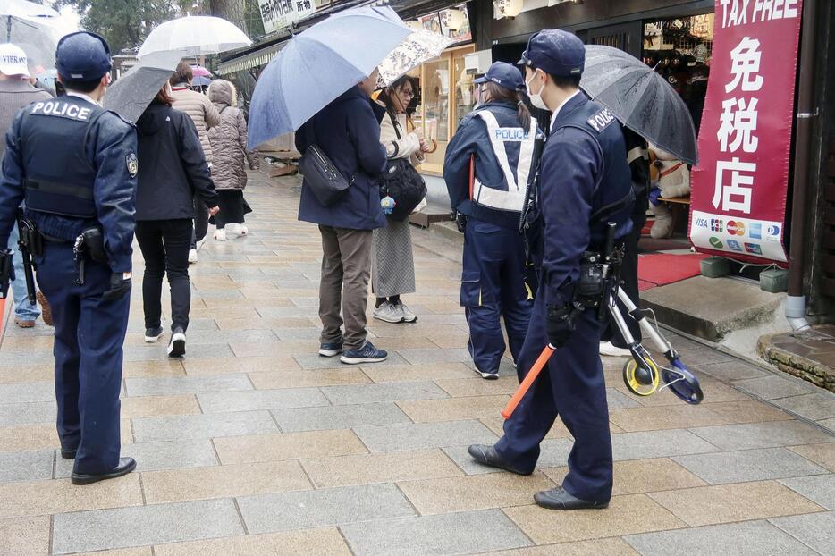 東大寺南大門近くの事故現場付近で、状況を確認する警察官＝25日午前、奈良市