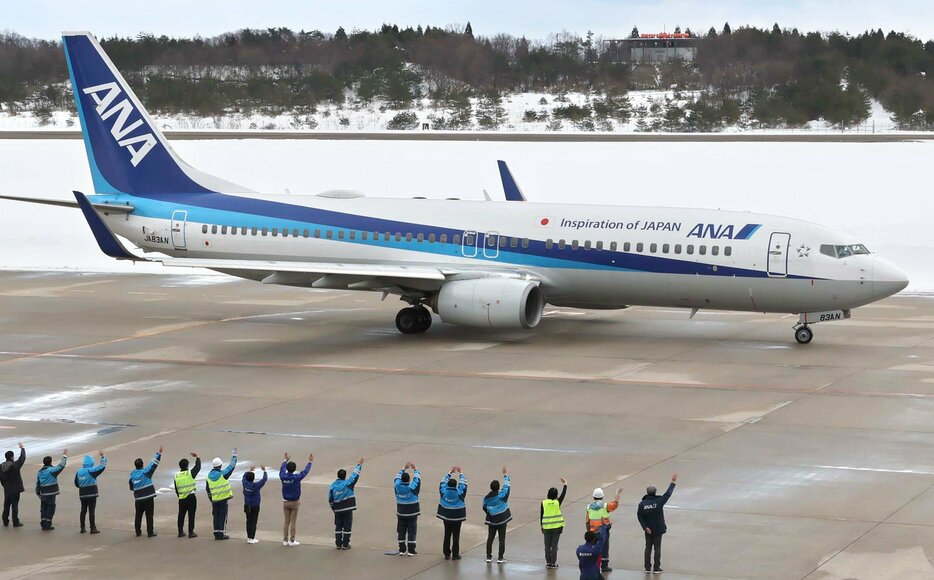 約１か月ぶりに運航が再開された能登―羽田便の航空機＝１月２７日午後１時５０分、能登空港