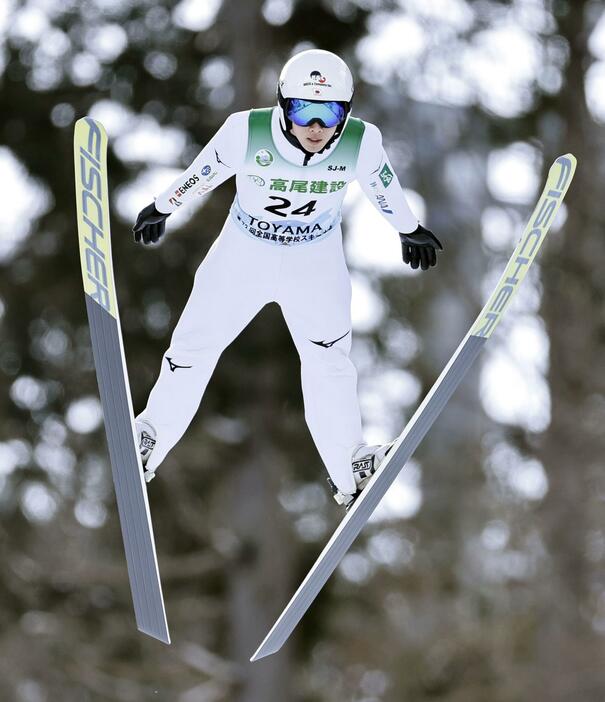 ジャンプ男子　優勝した下川商・杉山律太の飛躍＝立山シャンツェ