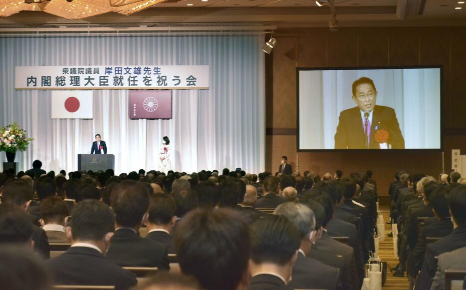 2022年6月、地元・広島市で開かれた首相就任を祝う会で、あいさつする岸田首相