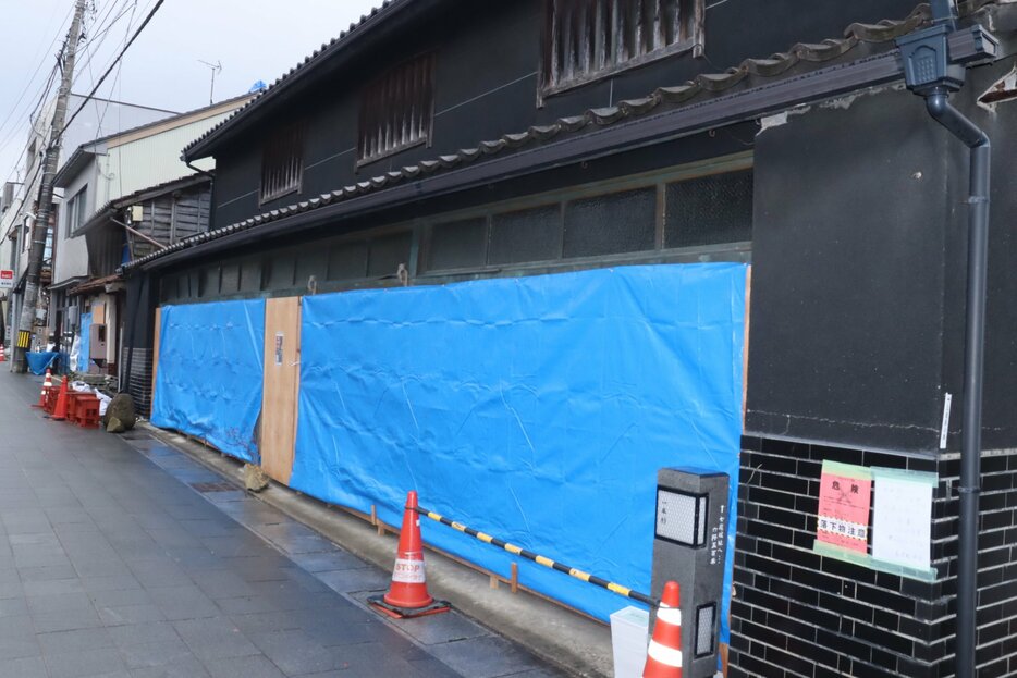 地震で建物が損壊した鳥居醤油店＝１０日午後２時５０分、七尾市一本杉町