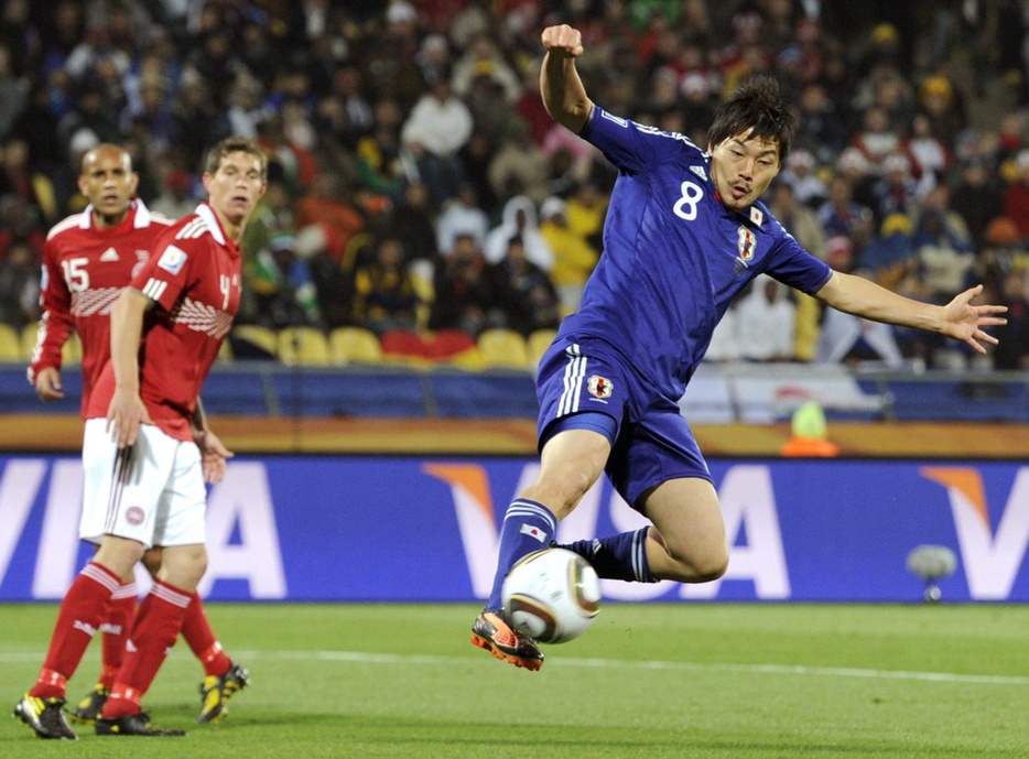 2010年6月、W杯南ア大会1次リーグのデンマーク戦でクロスに飛び込む松井大輔＝ルステンブルク（共同）