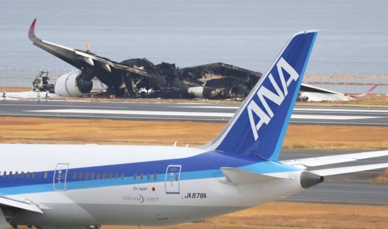 羽田空港の滑走路で焼け焦げたＪＡＬ機（上）とＡＮＡ機＝１月３日