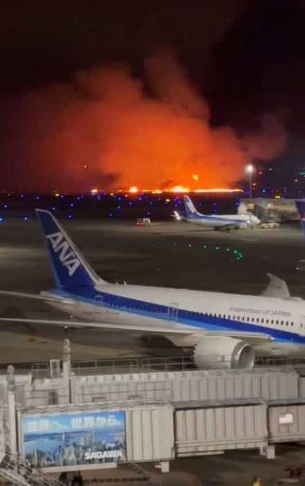 ＪＡＬと海上保安庁の航空機が衝突した事故＝１月２日、羽田空港（目撃者提供）