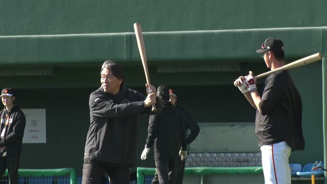 バットを持って秋広優人選手にアドバイスを送る松井秀喜氏（画像:日テレジータス）