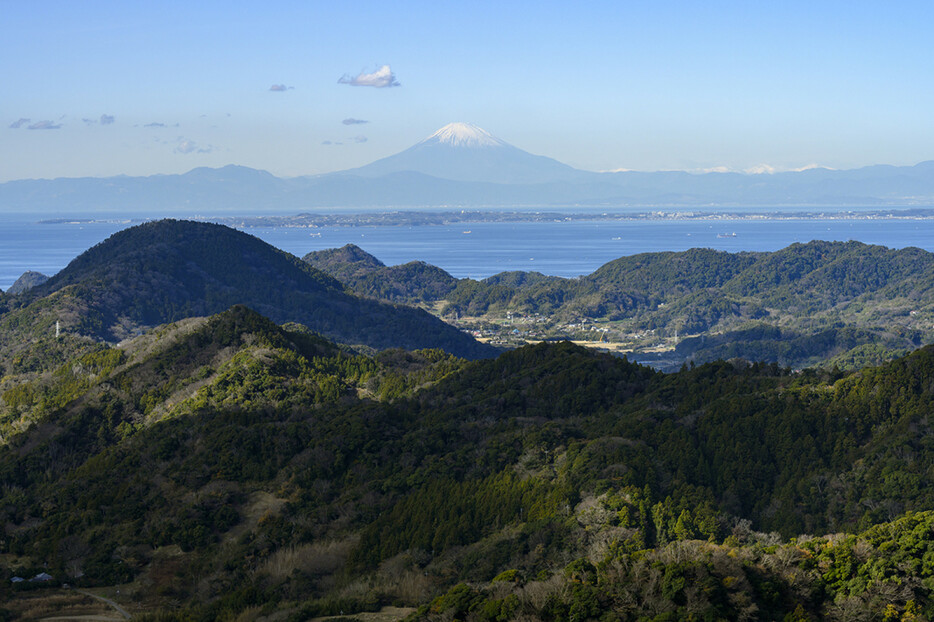 南峰から東京湾越しの富士山。右奥に南アルプス（写真＝伊藤哲哉）