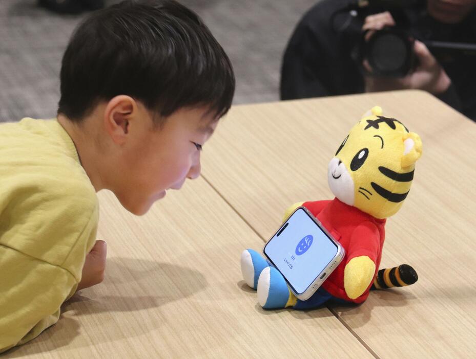 しまじろうのAIサービスを体験する子ども＝27日、東京都内