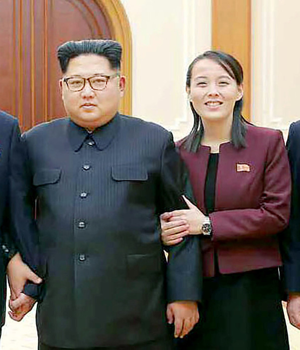 金正恩氏（左）と写真に納まる妹の金与正氏＝2018年2月（コリアメディア提供・共同）