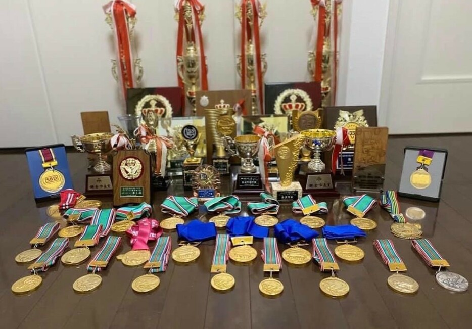 小林選手がこれまでに獲得してきたメダルやトロフィー