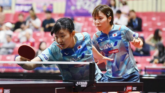 卓球のアジア選手権でダブルスを組んだ張本美和選手(左)と平野美宇選手(右) 写真：千葉 格/アフロ